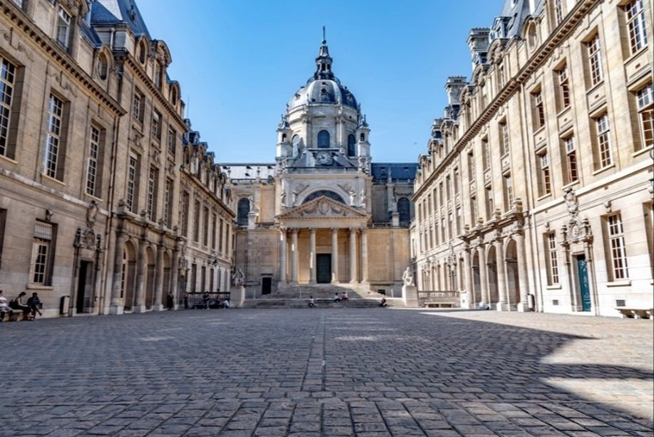 Cour de la Sorbonne à Paris
